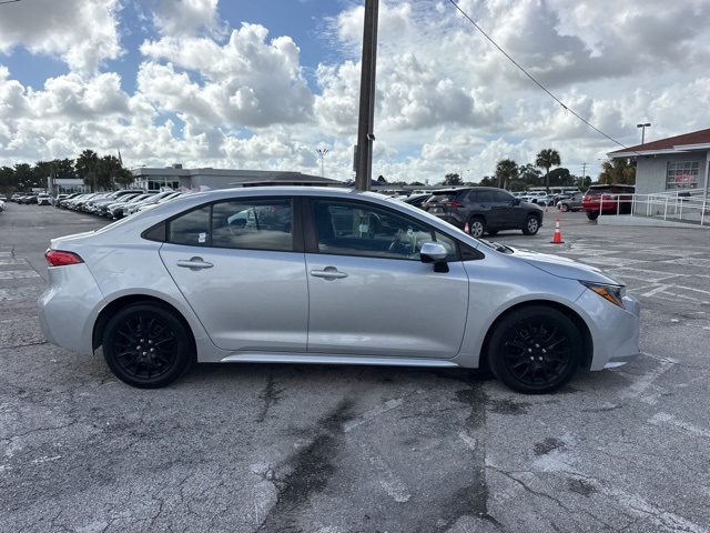 2021 Toyota Corolla LE photo 2