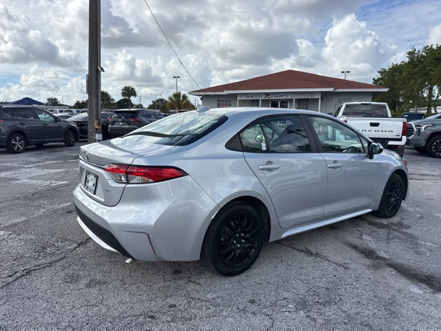 2021 Toyota Corolla LE photo 3
