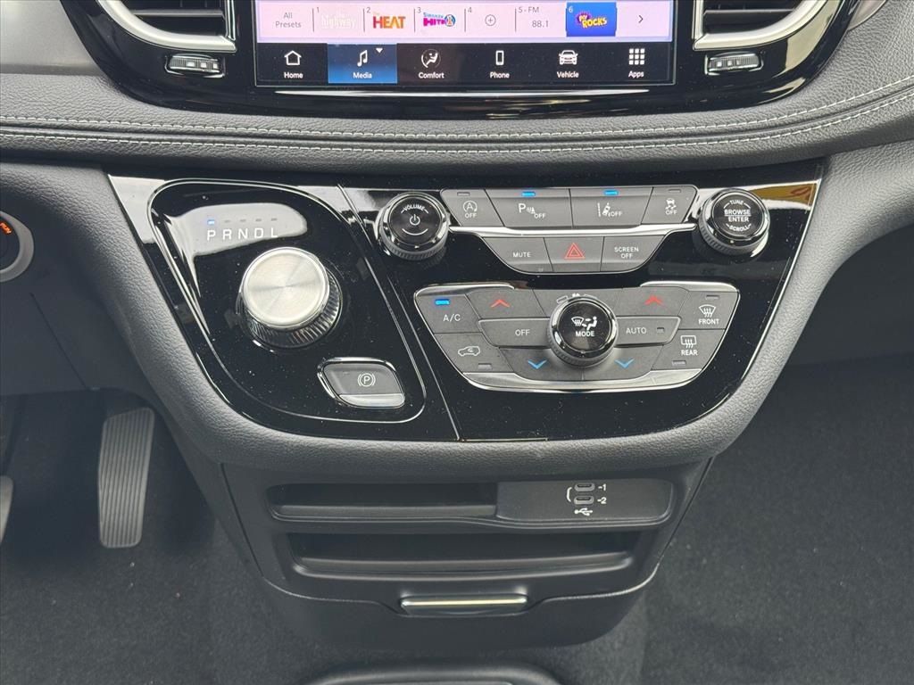 2026 Chrysler Pacifica photo 14