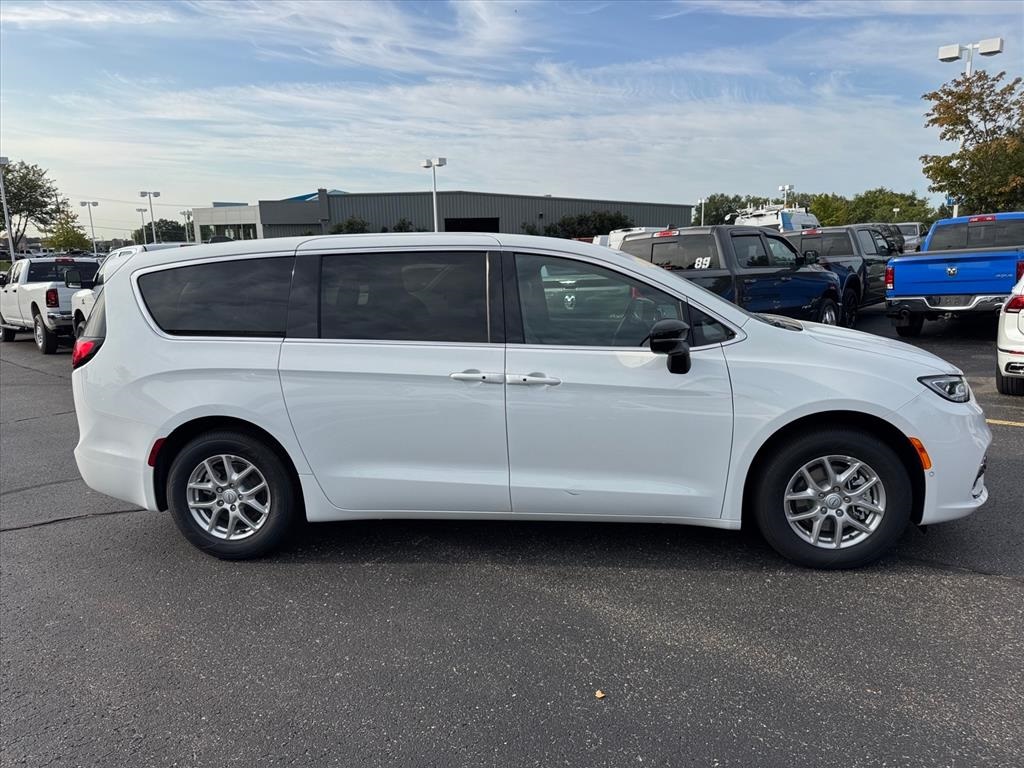 2026 Chrysler Pacifica photo 2