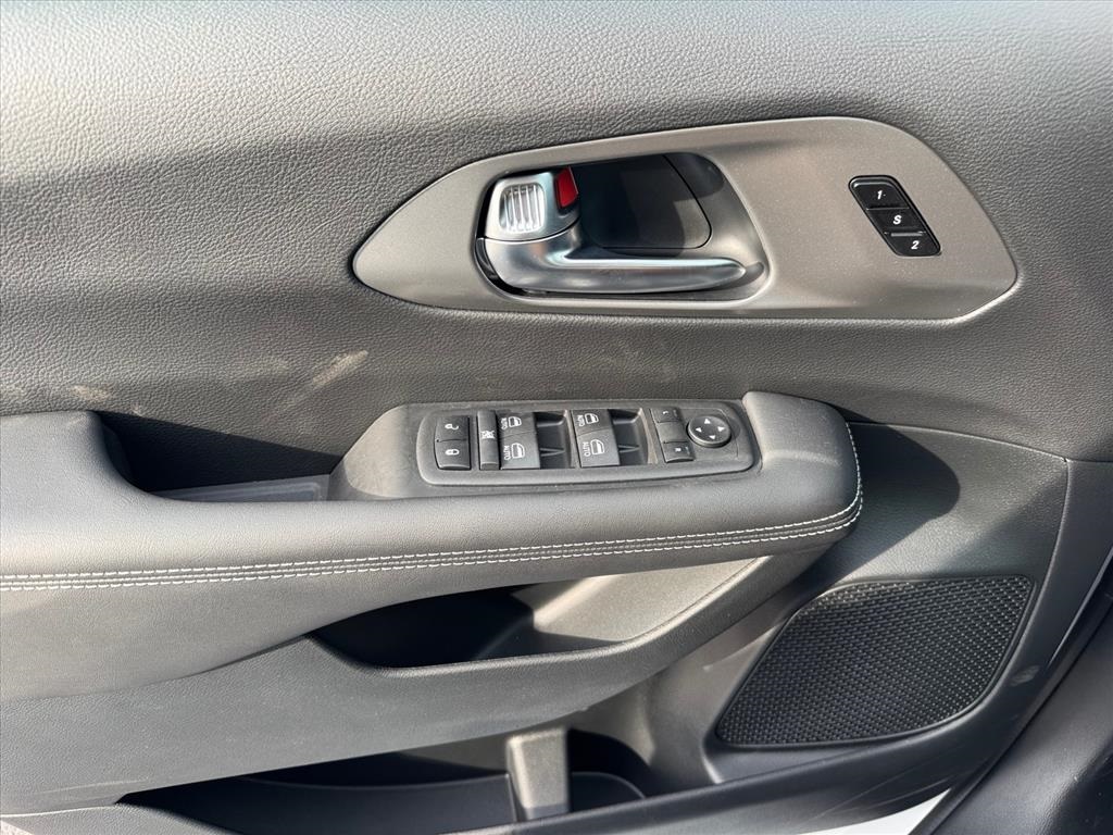 2026 Chrysler Pacifica photo 20
