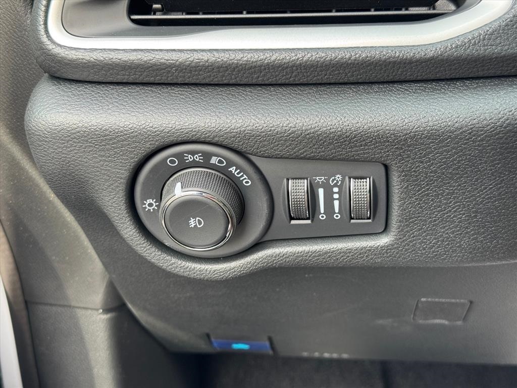 2026 Chrysler Pacifica photo 21