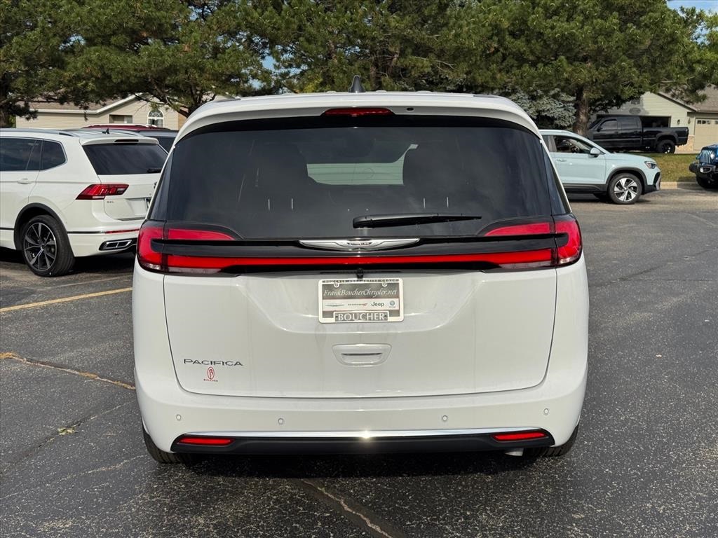 2026 Chrysler Pacifica photo 4