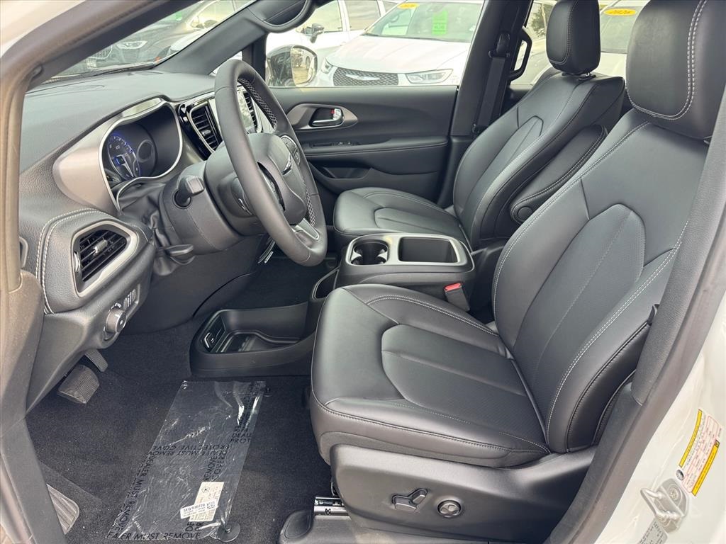 2026 Chrysler Pacifica photo 6