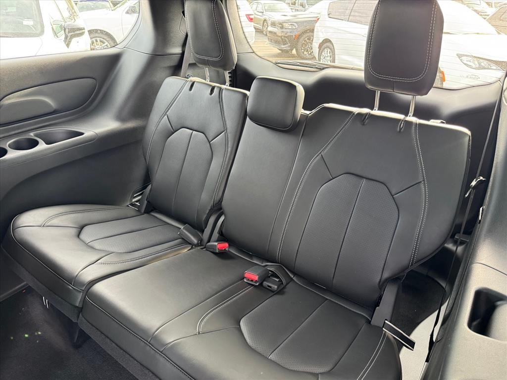 2026 Chrysler Pacifica photo 7