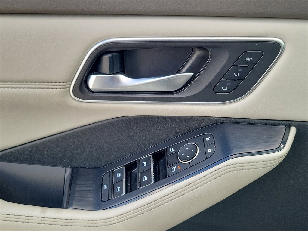 2021 Pearl White Tricoat Nissan Rogue SL AWD SUV
