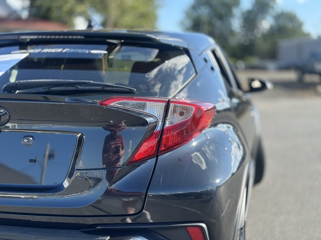 2022 Toyota C-HR XLE photo 11