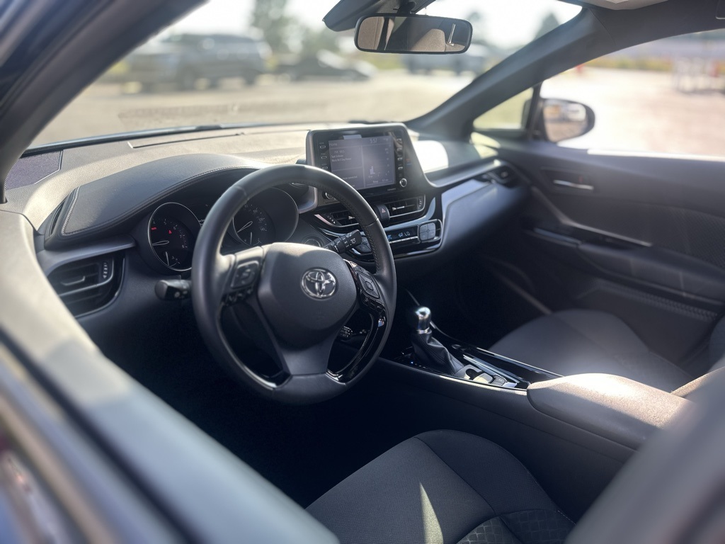 2022 Toyota C-HR XLE photo 16