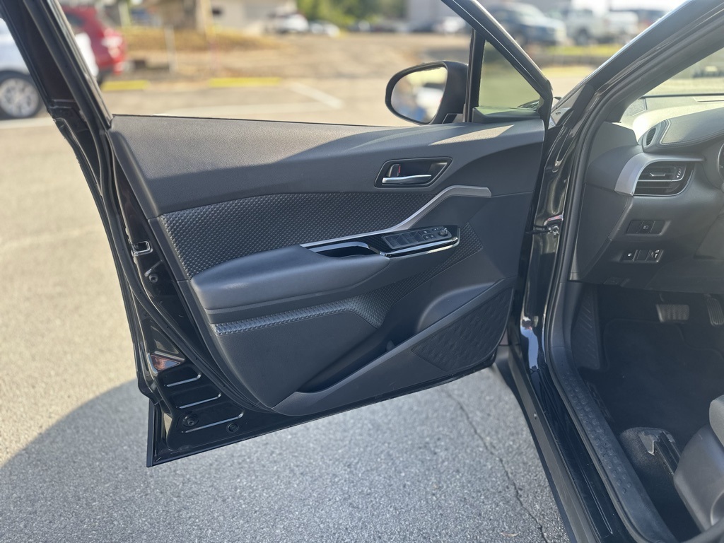 2022 Toyota C-HR XLE photo 17