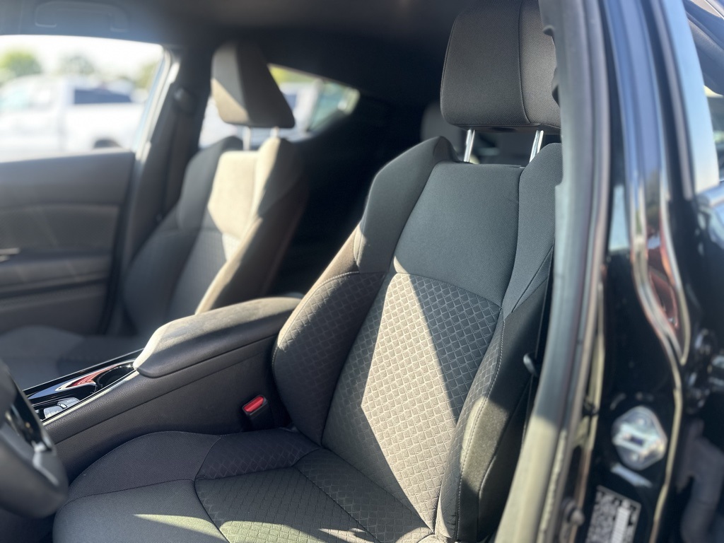 2022 Toyota C-HR XLE photo 19