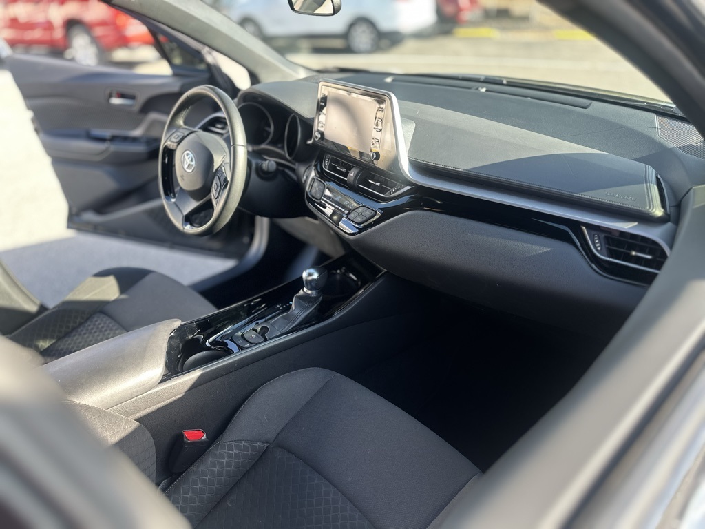 2022 Toyota C-HR XLE photo 20