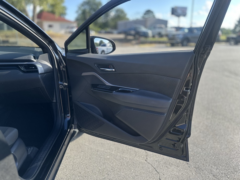 2022 Toyota C-HR XLE photo 21