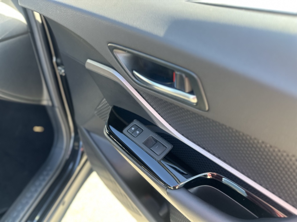 2022 Toyota C-HR XLE photo 22