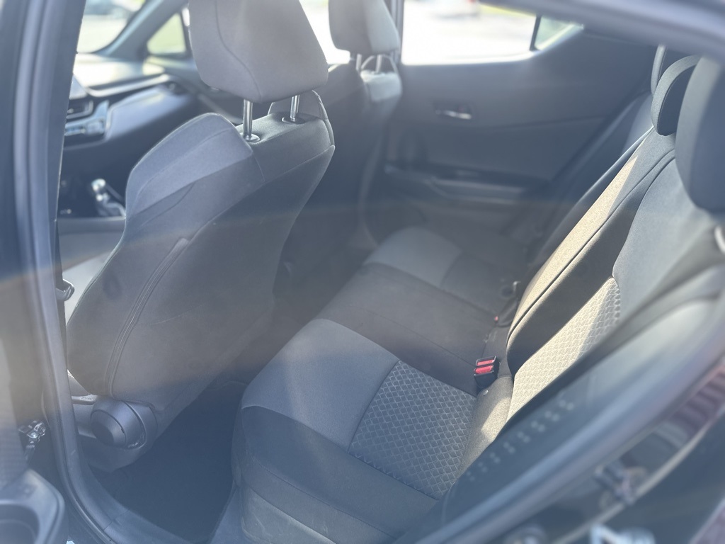 2022 Toyota C-HR XLE photo 25