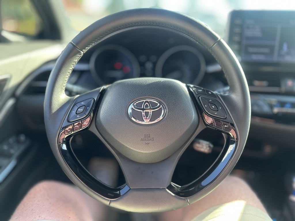 2022 Toyota C-HR XLE photo 27