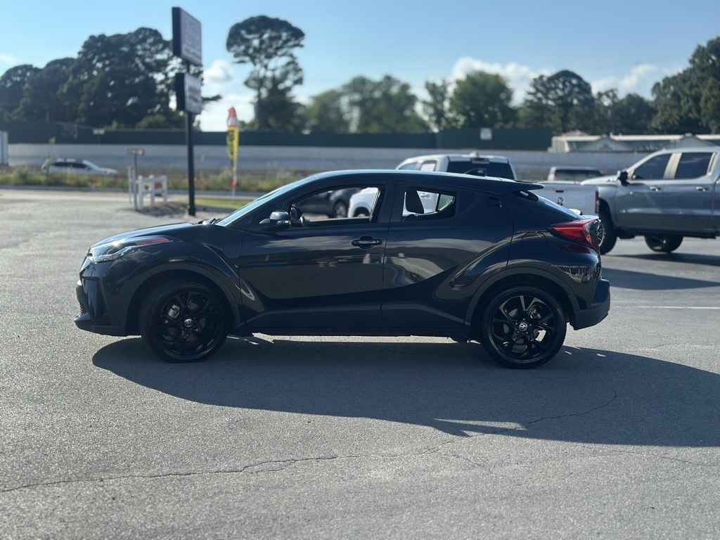 2022 Toyota C-HR XLE photo 3