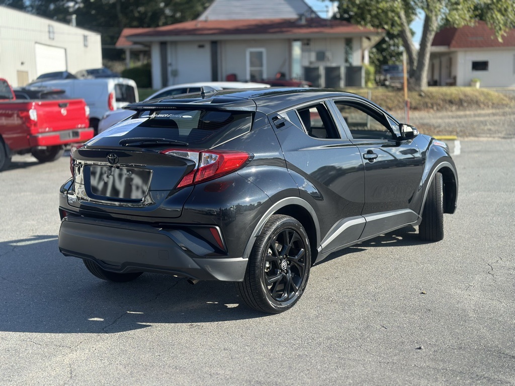 2022 Toyota C-HR XLE photo 6