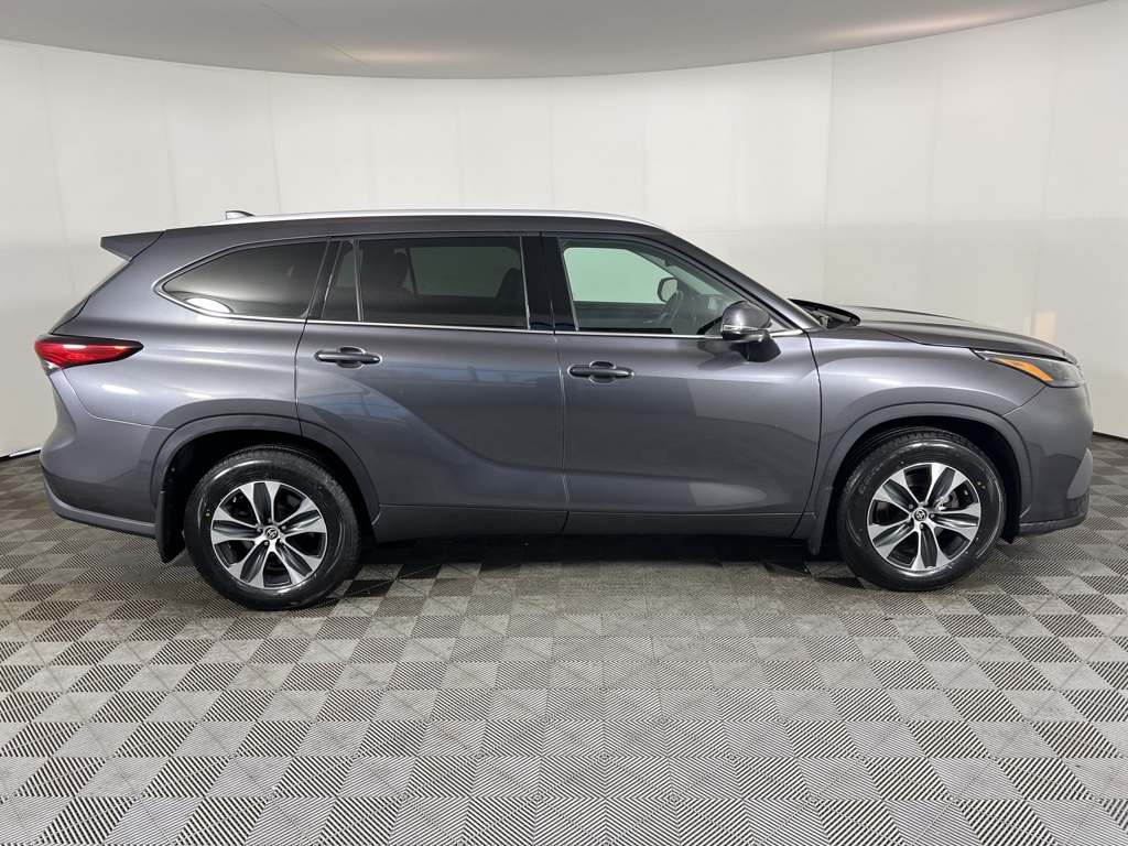 Pre-Owned 2022 Toyota Highlander XLE 4D Sport Utility in