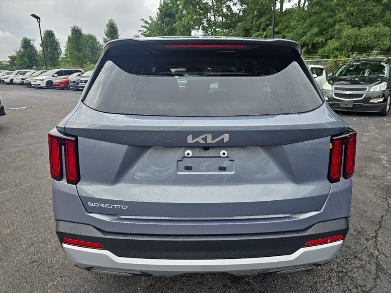 2024 Kia Sorento LX photo 2