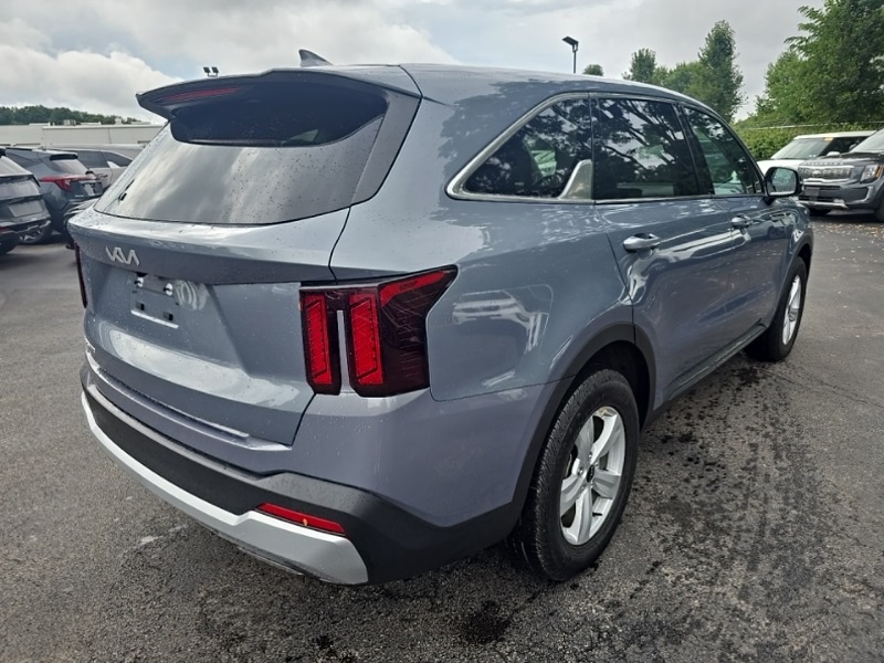 2024 Kia Sorento LX photo 3