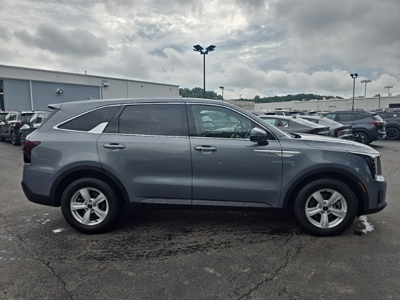 2024 Kia Sorento LX photo 4