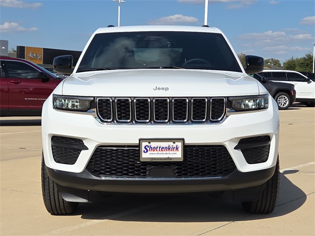 2025 Jeep Grand Cherokee Laredo photo 2