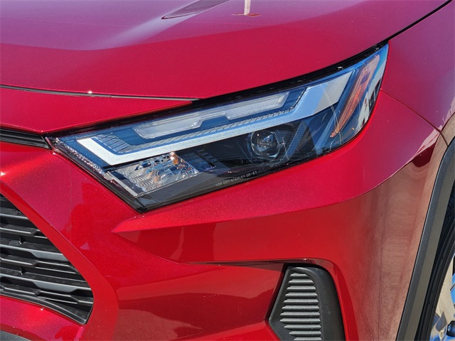 2025 Toyota RAV4 XLE photo 4