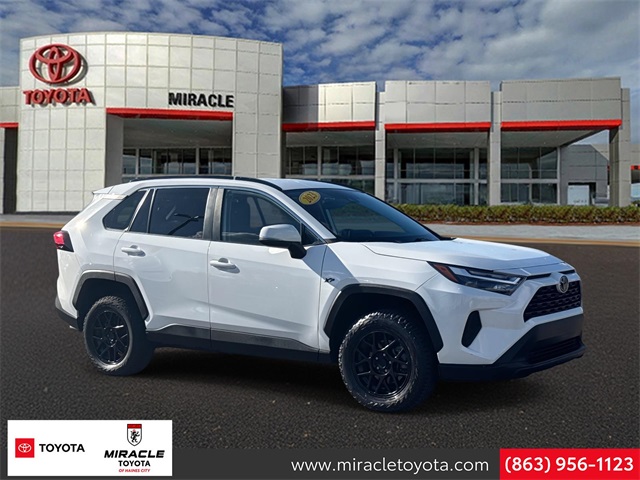 2023 Toyota RAV4 XLE's photo