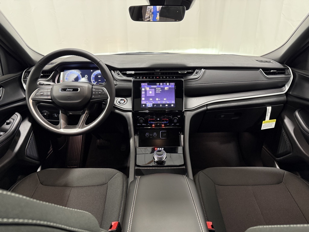 2025 Jeep Grand Cherokee Laredo X photo 2