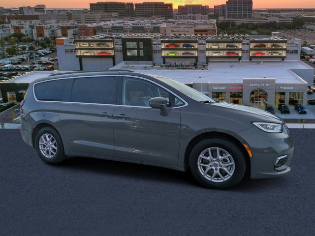 2022 Chrysler Pacifica Touring L's photo