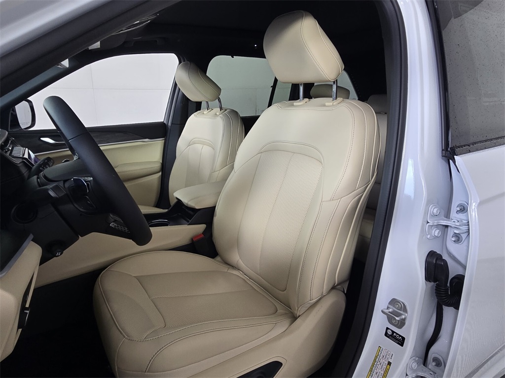 new 2025 Jeep Grand Cherokee car, priced at $43,085