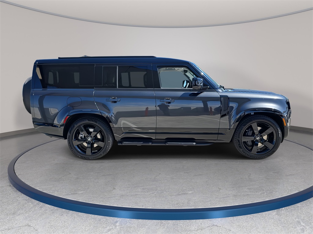 2025 Land Rover Defender 130 X-Dynamic SE photo 4