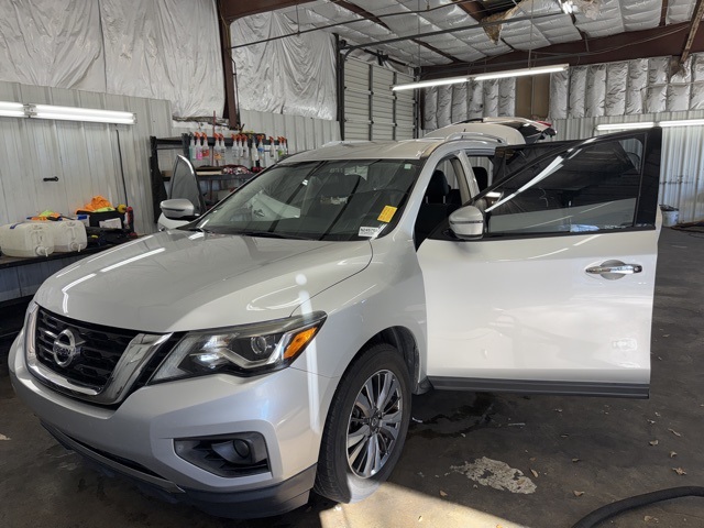 2018 Nissan Pathfinder SV's photo