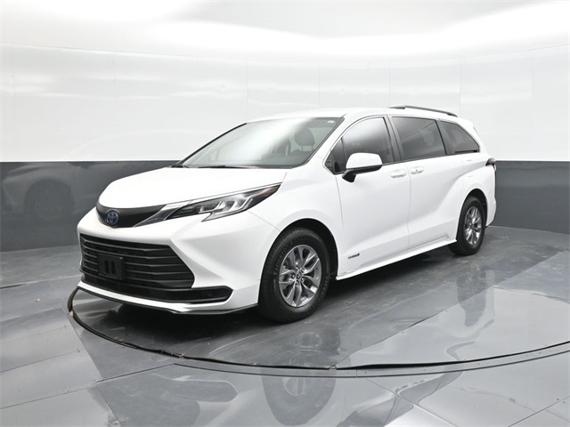 2021 Toyota Sienna LE's photo