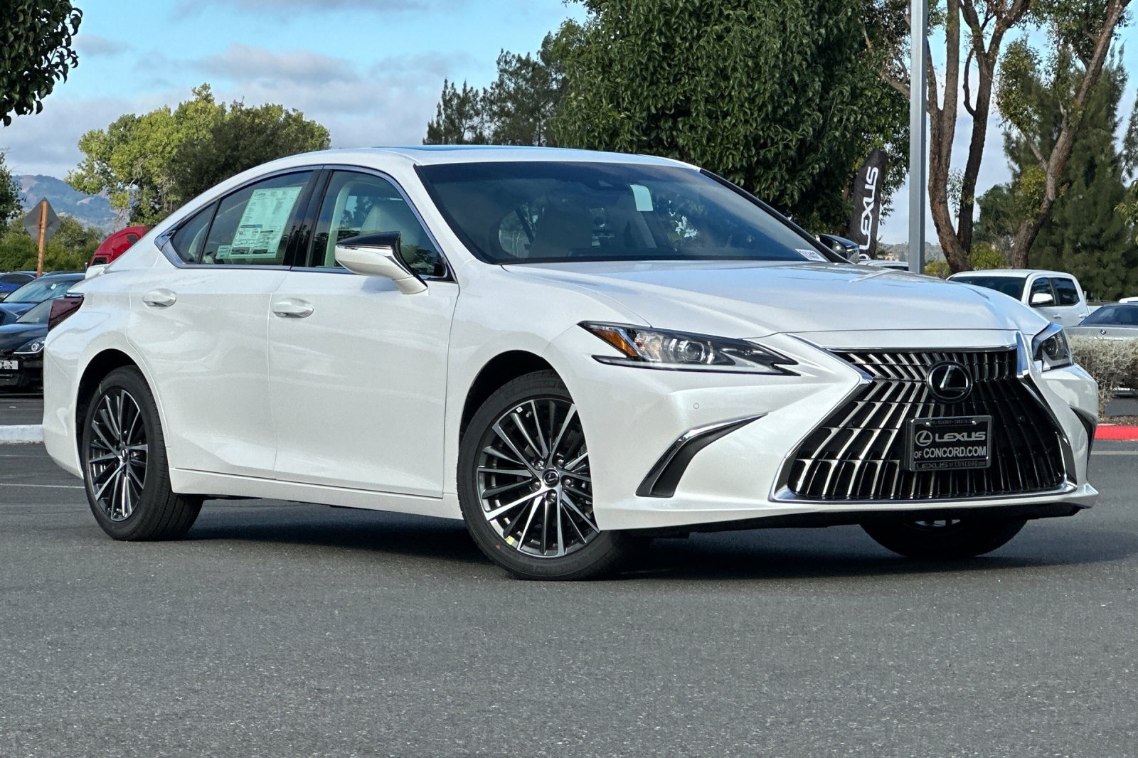 2025 Lexus ES 300h photo 2