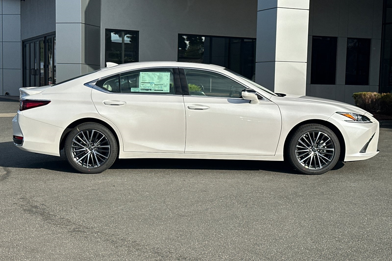 2025 Lexus ES 300h photo 3