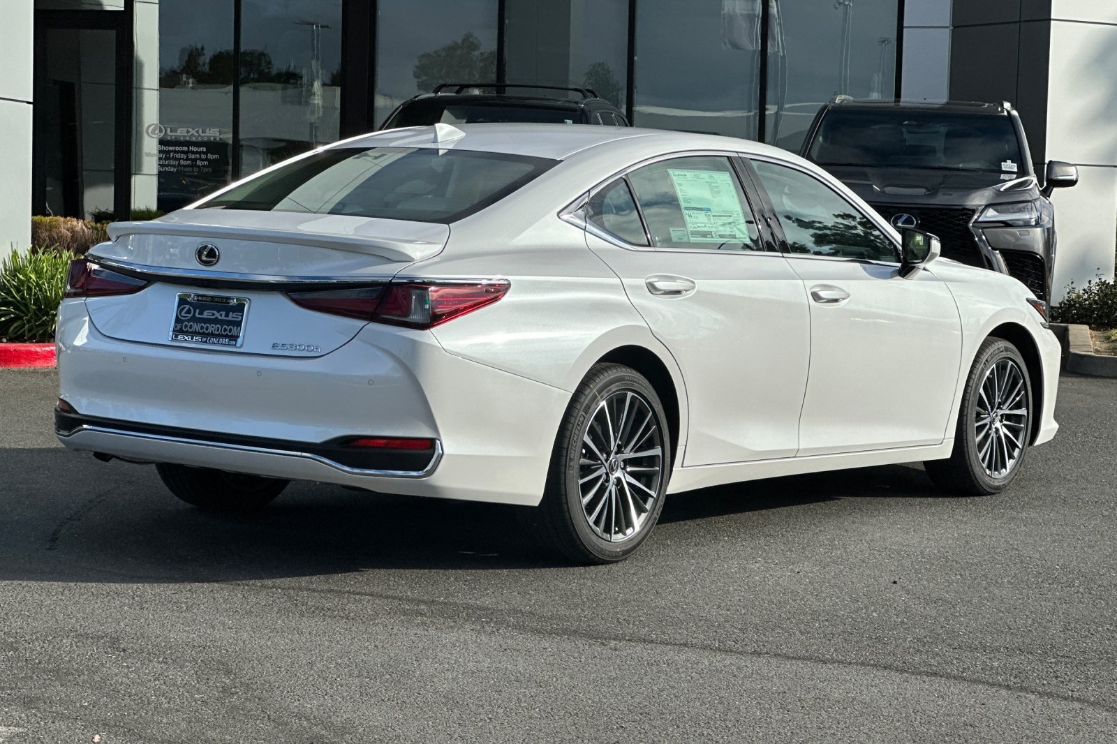 2025 Lexus ES 300h photo 4