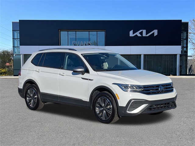 2024 Volkswagen Tiguan SE's photo