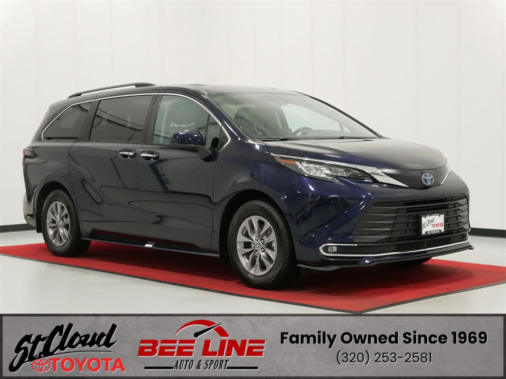 2023 Toyota Sienna XLE's photo