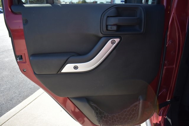 2013 Jeep Wrangler Unlimited Sahara photo 9