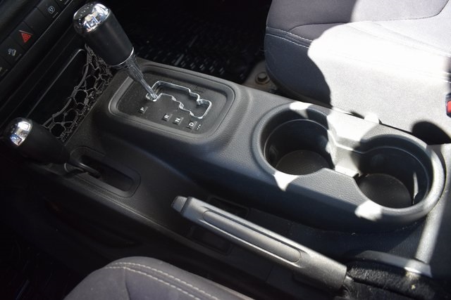 2013 Jeep Wrangler Unlimited Sahara photo 18