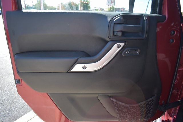 2013 Jeep Wrangler Unlimited Sahara photo 7
