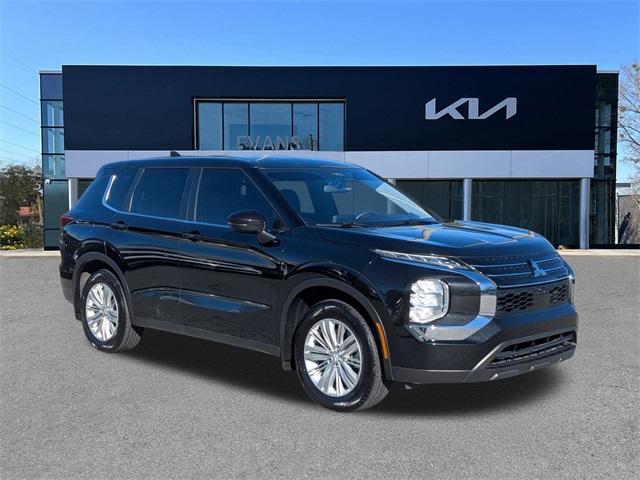 2024 Mitsubishi Outlander ES's photo