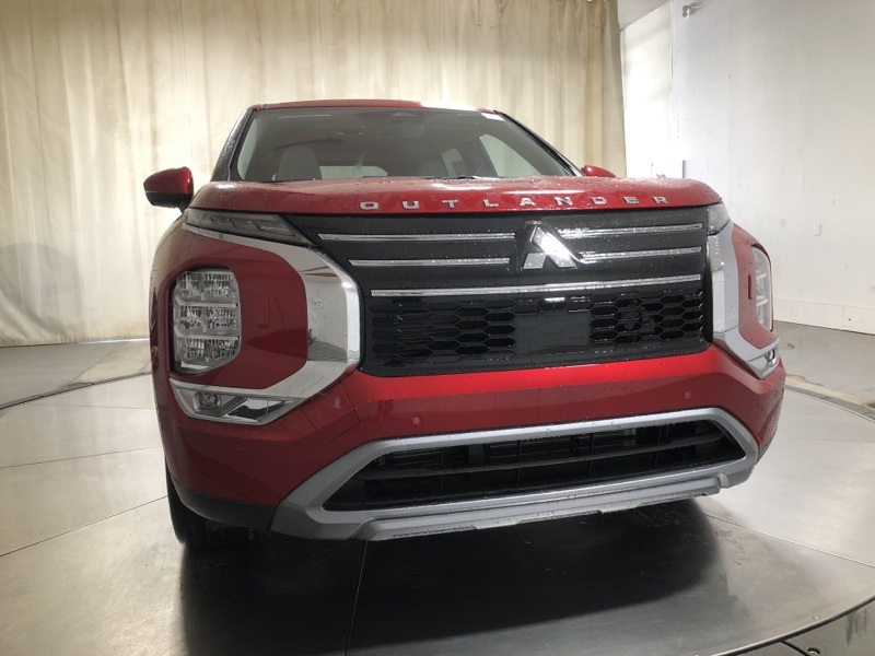 2025 Mitsubishi Outlander SE photo 2