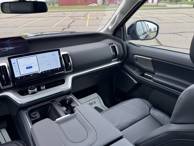 2025 Ford Expedition Platinum photo 13