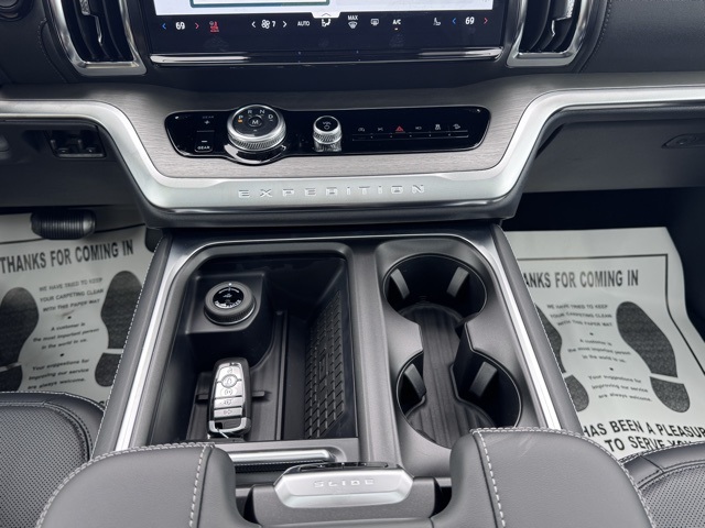 2025 Ford Expedition Platinum photo 15