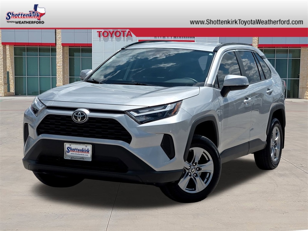 2025 Toyota RAV4 XLE's photo