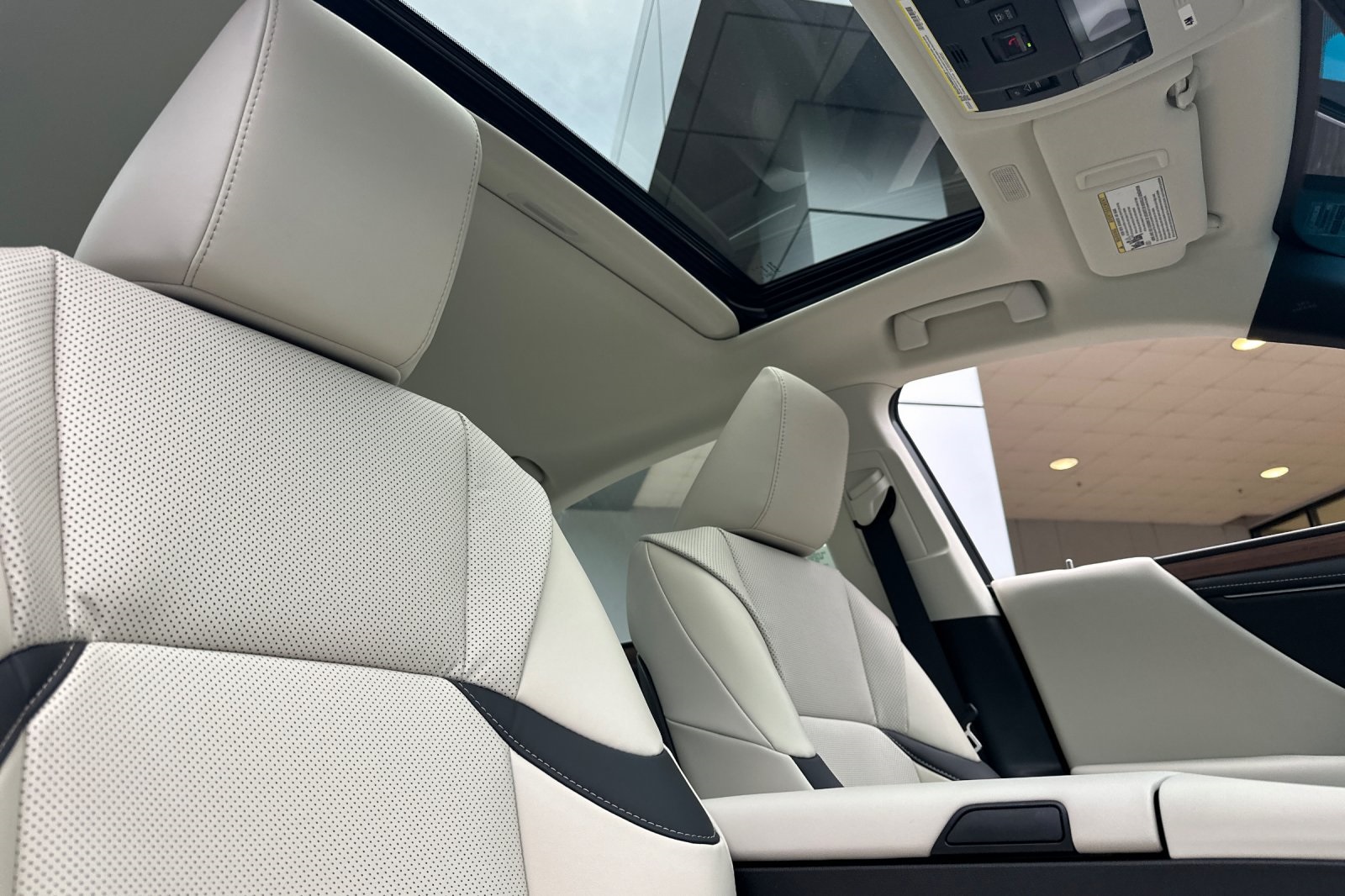 2025 Lexus ES 300h photo 13