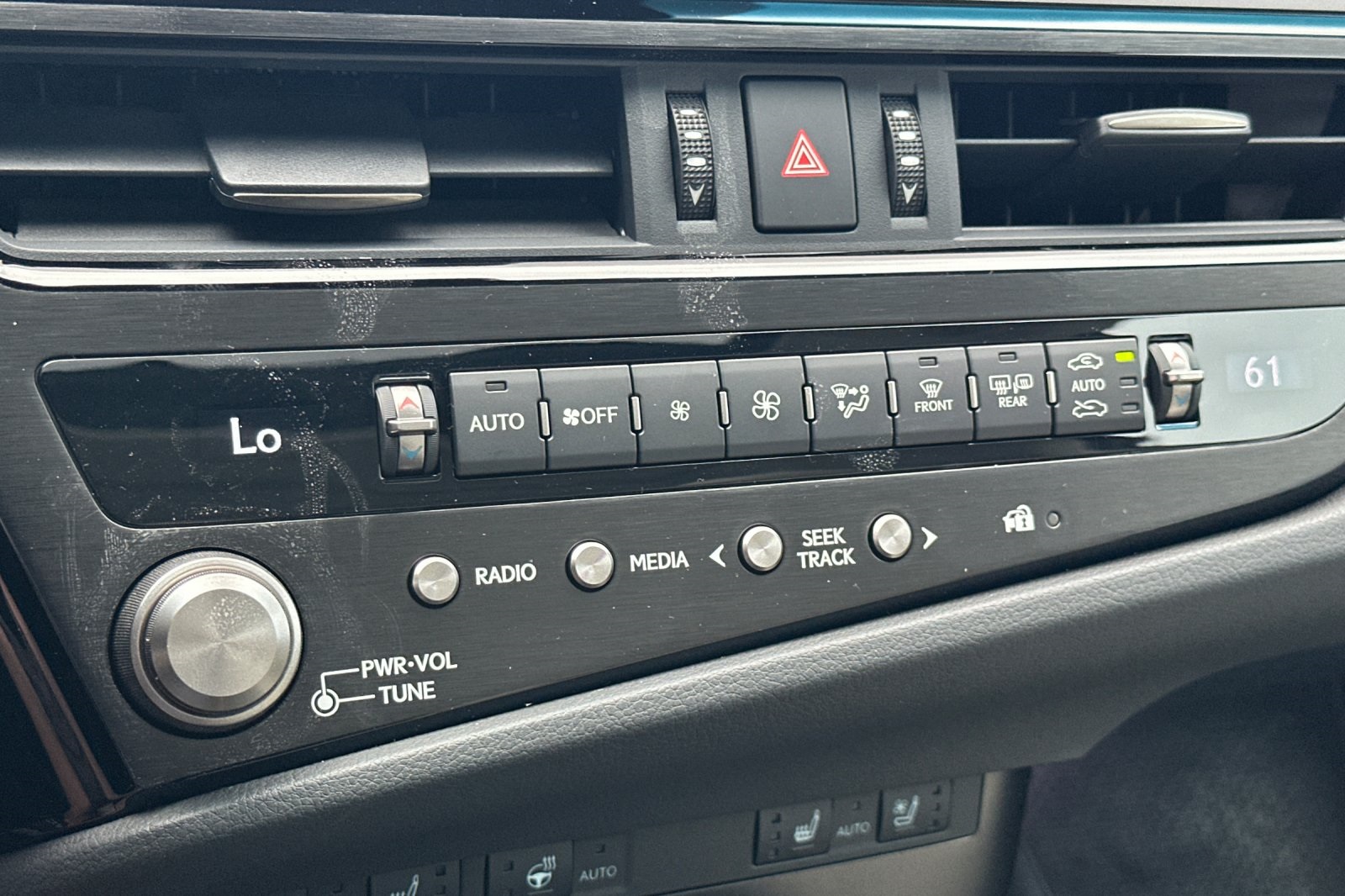 2025 Lexus ES 300h photo 15