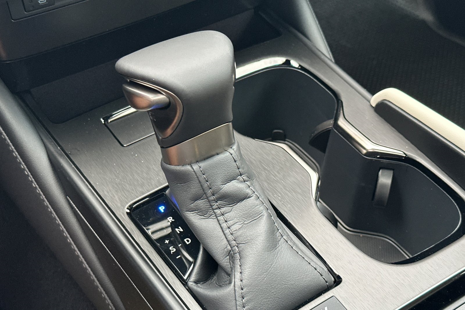 2025 Lexus ES 300h photo 16